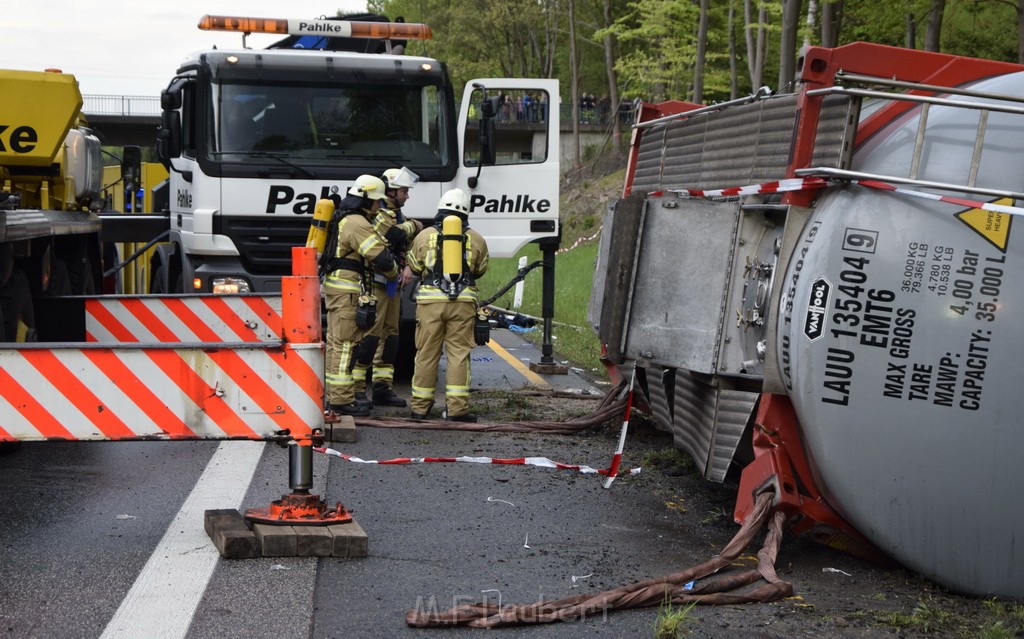 VU Gefahrgut LKW umgestuerzt A 4 Rich Koeln Hoehe AS Gummersbach P361.JPG - Miklos Laubert